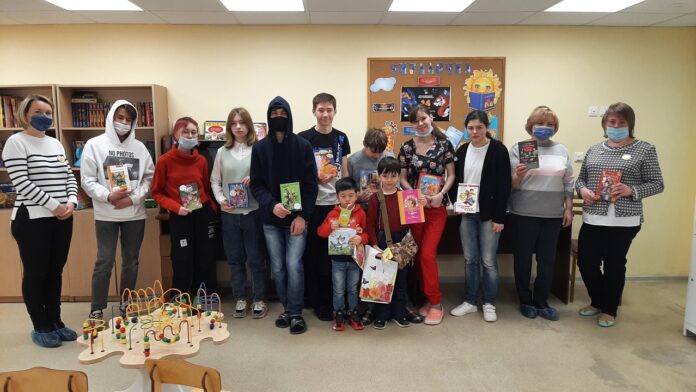 Сотрудники библиотек подарили литературу Подольской детской городской больнице Сотрудники библиотек подарили литературу Подольской детской городской больнице