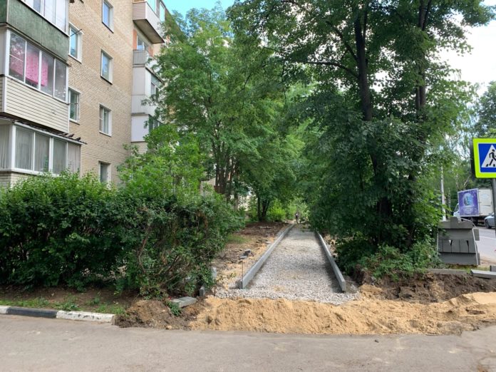 Возобновились работы по строительству тротуара на ул. Ленина Возобновились работы по строительству тротуара на ул. Ленина