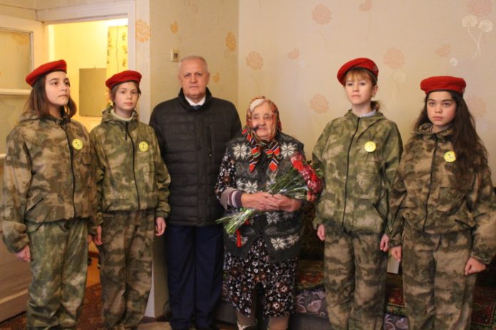 Труженицу тыла Марию  Мельникову  поздравили с 78-й годовщиной начала контрнаступления советских войск... Труженицу тыла Марию  Мельникову  поздравили с 78-й годовщиной начала контрнаступления советских войск...