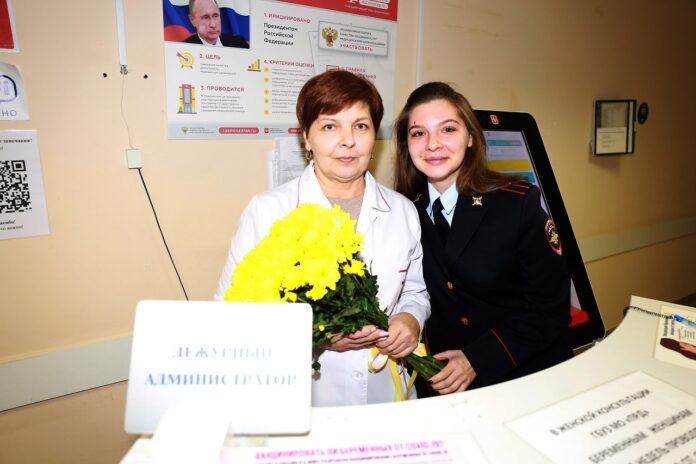 В г.о. Подольск сотрудница Госавтоинспекции поздравила свою маму с Днем матери В г.о. Подольск сотрудница Госавтоинспекции поздравила свою маму с Днем матери