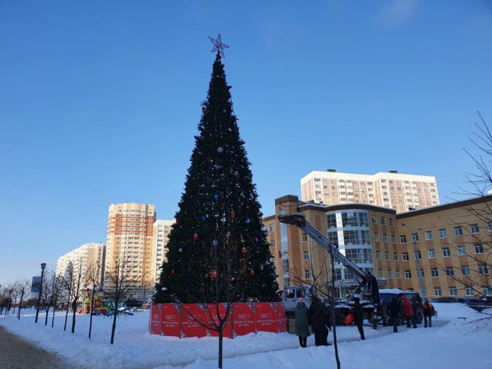 Жители украсили главную елку в микрорайоне Кузнечики