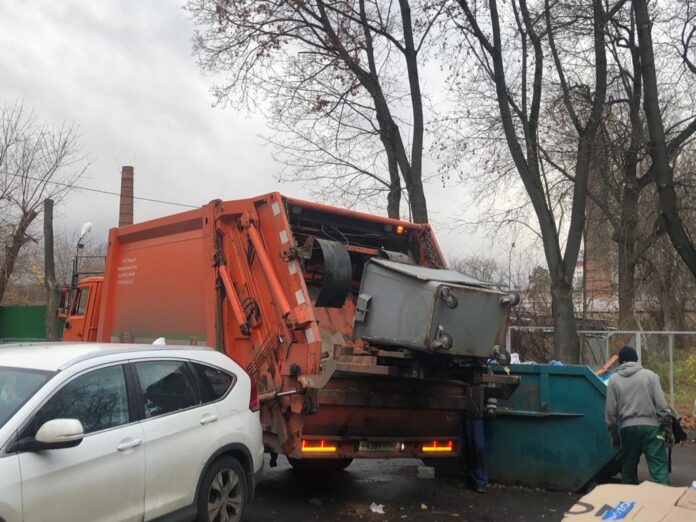 Дополнительную технику привлекли для ликвидации навалов мусора Дополнительную технику привлекли для ликвидации навалов мусора