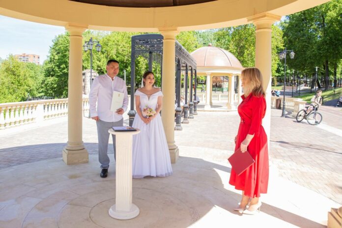 В Подольске впервые зарегистрировали брак в парке В Подольске впервые зарегистрировали брак в парке