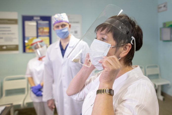 Подольские предприниматели вручили защитные прозрачные маски врачам