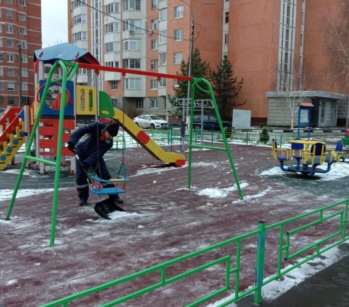 Продолжаются работы по ликвидации последствий снегопада в Большом Подольске Продолжаются работы по ликвидации последствий снегопада в Большом Подольске