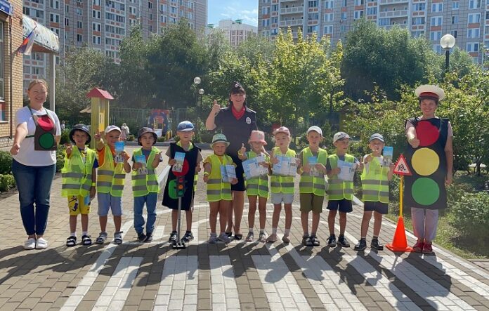 Сотрудники подольской Госавтоинспекции поздравили юных пешеходов с Международным днём светофора Сотрудники подольской Госавтоинспекции поздравили юных пешеходов с Международным днём светофора