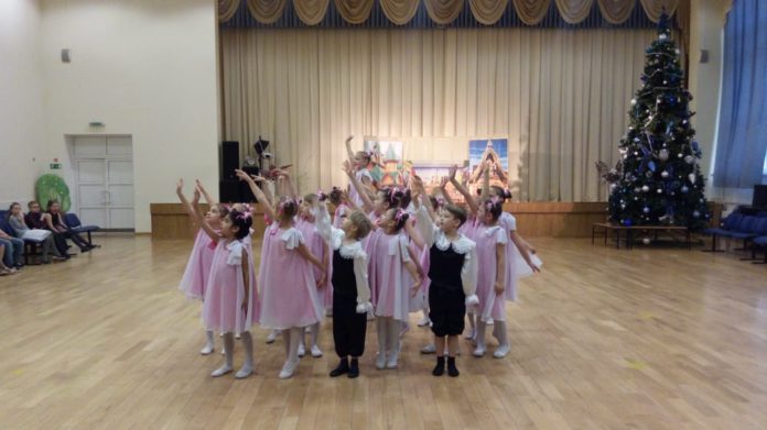 13 новогодних утренников прошло в школе № 32 микрорайона Кузнечики