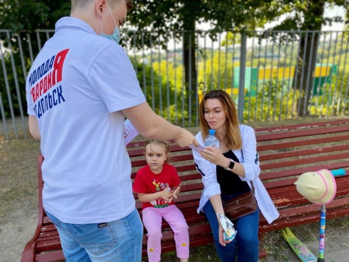 Представители подольского отделения МГЕР раздали тематические открытки жителям Представители подольского отделения МГЕР раздали тематические открытки жителям