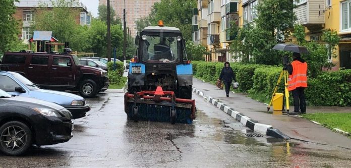 Меры по ликвидации подтоплений и их последствий предпринимаются на улицах Большого Подольска Меры по ликвидации подтоплений и их последствий предпринимаются на улицах Большого Подольска