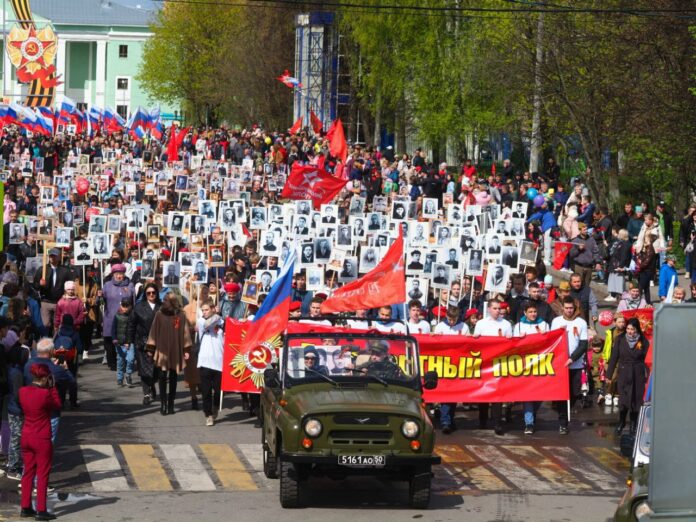 Более 3500 человек приняли сегодня участие в Бессмертном полку в Климовске Более 3500 человек приняли сегодня участие в Бессмертном полку в Климовске