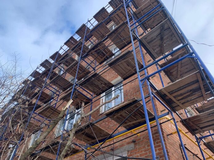 Фасад дома на улице Победы в мкр. Климовск отремонтируют к 1 сентября Фасад дома на улице Победы в мкр. Климовск отремонтируют к 1 сентября