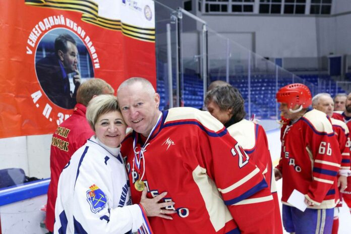 Ветераны хоккея сыграли матч на Кубок памяти Александра Зачёсова