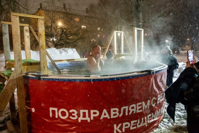 Более тысячи человек приняли участие в крещенских купаниях в Подольске Более тысячи человек приняли участие в крещенских купаниях в Подольске