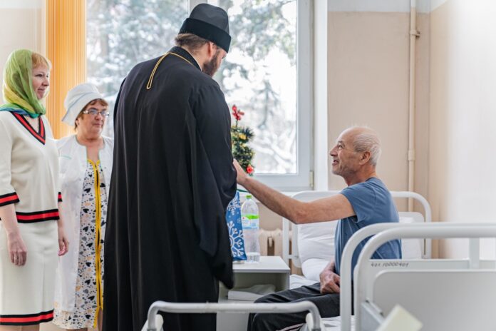 С Рождеством Христовым поздравил Архиепископ Подольский и Люберецкий Аксий пациентов в Подольской больнице
