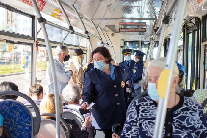 Продолжаются рейды по соблюдению масочного режима в общественном транспорте