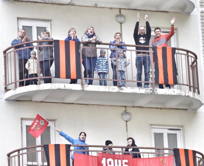 Жители Подольска приняли участие в акциях «Поем всем двором» и «Фонарики Победы» Жители Подольска приняли участие в акциях «Поем всем двором» и «Фонарики Победы»