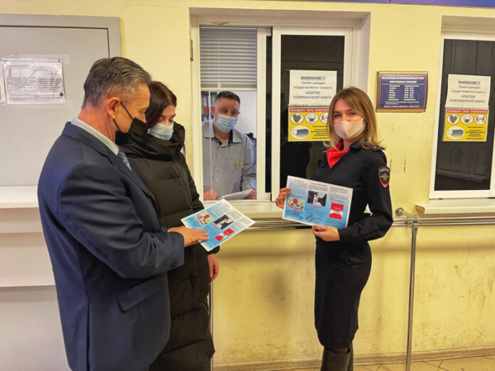 Полицейские и общественник провели акцию «Скажи коррупции – нет!» в Подольске