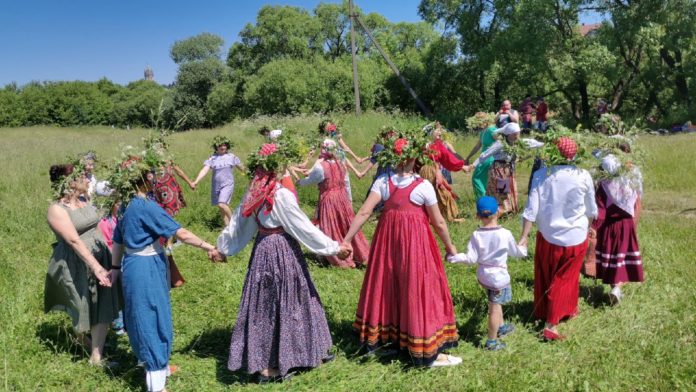 Подольчане отметили день Святой Троицы на берегу Пахры Подольчане отметили день Святой Троицы на берегу Пахры