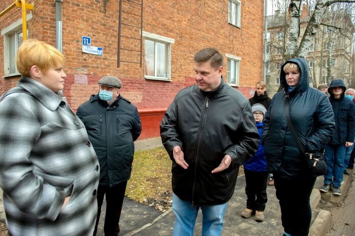 Глава округа провёл обход территории Южного посёлка Глава округа провёл обход территории Южного посёлка