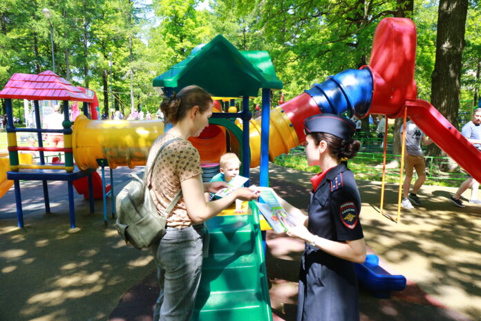 В подмосковных парках автоинспекторы проводят разъяснительную работу по профилактике детского дорожно-транспортного травматизма В подмосковных парках автоинспекторы проводят разъяснительную работу по профилактике детского дорожно-транспортного травматизма