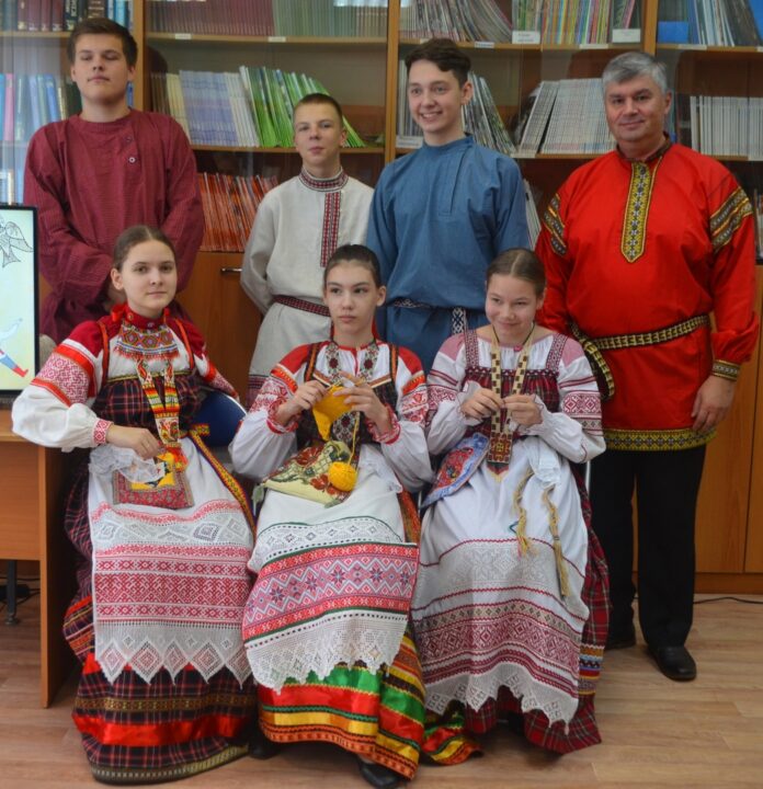 В библиотеке №13 прошла познавательно-игровая программа “Пошли девки в посиделки”