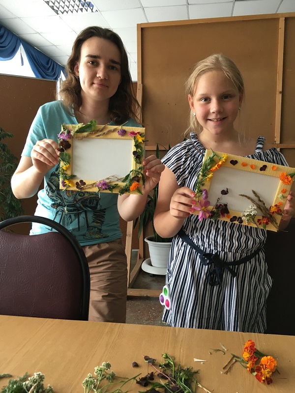 В ДК «Металлург» прошел мастер-класс по изготовлению фоторамок из сухих растений и цветов