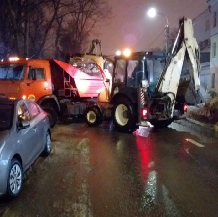 ‍Вниманию подольчан! Припаркованные вдоль дорог автомобили сильно мешают уборке снега