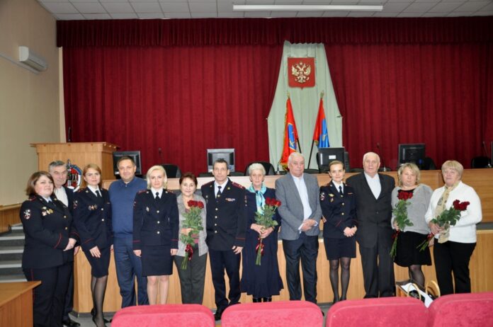 В Подольске полицейские поздравили ветеранов и семьи сотрудников, погибших при исполнении служебного долга В Подольске полицейские поздравили ветеранов и семьи сотрудников, погибших при исполнении служебного долга