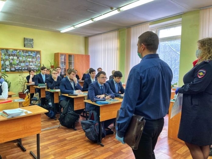 Сотрудники полиции и общественники провели профилактическую беседу со старшеклассниками в Подольске