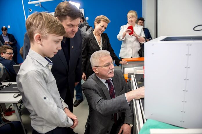 Николай Пестов посетил школу № 5 в микрорайоне Климовск, открывшуюся после капитального ремонта Николай Пестов посетил школу № 5 в микрорайоне Климовск, открывшуюся после капитального ремонта