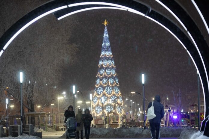 Украшение общественных пространств к Новому году продолжается в округе Украшение общественных пространств к Новому году продолжается в округе
