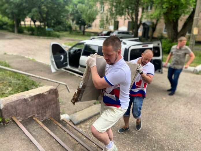 Волонтеры доставляют стройматериалы жителям Весенней