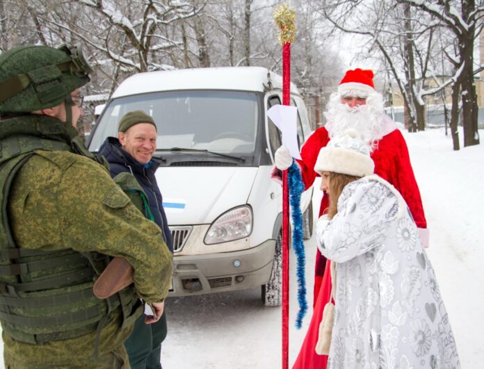 Дед Мороз, Снегурочка и боец в экипировке «Ратник» поздравили оружейников ЦНИИТОЧМАШ Дед Мороз, Снегурочка и боец в экипировке «Ратник» поздравили оружейников ЦНИИТОЧМАШ