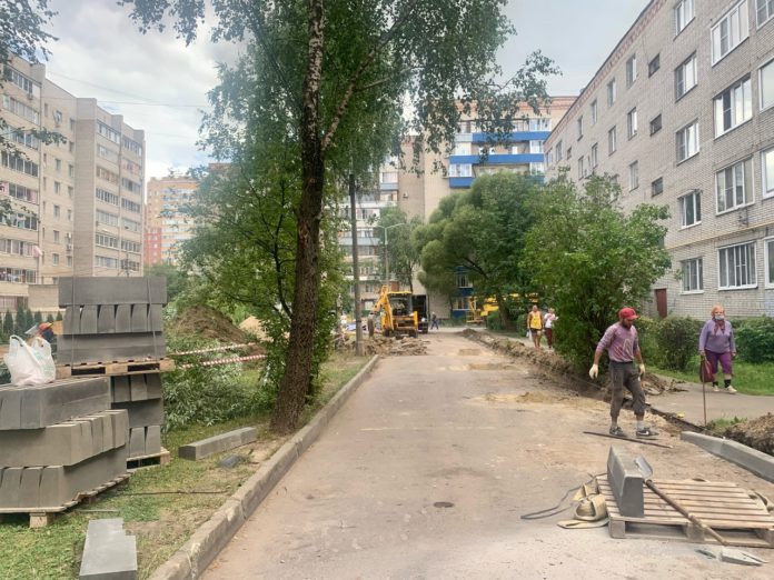 На улице Заводской начались работы по комплексному благоустройству дворовой территории домов