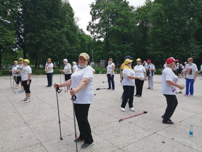 В парке культуры и отдыха им. Виктора Талалихина прошла утренняя зарядка для старшего поколения