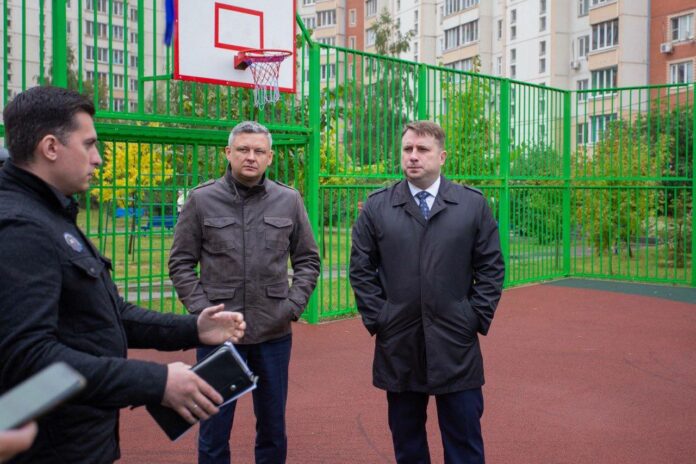 Глава Подольска встретился на Силикатной-2 с жителями дома Глава Подольска встретился на Силикатной-2 с жителями дома