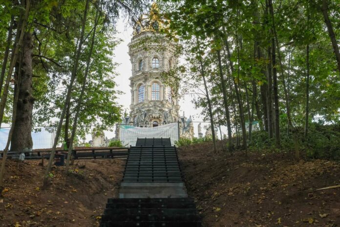 Благоустройство Певческого поля продолжается в Дубровицах Благоустройство Певческого поля продолжается в Дубровицах