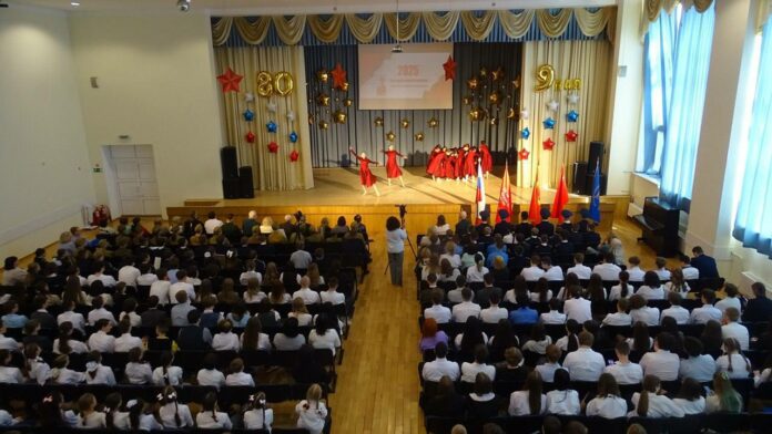 Патриотический концерт собрал под одной крышей учеников подольской школы и ветеранов Вооруженных сил