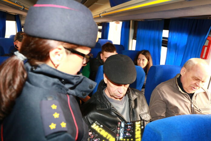 В Подольске полицейские провели профилактическую акцию «Безопасный автобус» в рамках Дня пожилого человека В Подольске полицейские провели профилактическую акцию «Безопасный автобус» в рамках Дня пожилого человека