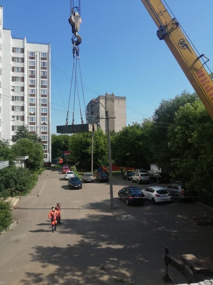 В микрорайоне Климовск ведутся работы по демонтажу бесхозного строения вблизи дома № 27 по...