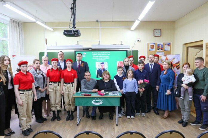 Парту Героя открыли в школе № 12 Подольска Парту Героя открыли в школе № 12 Подольска