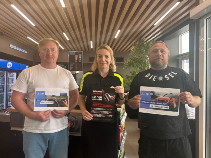 Подмосковные автоинспекторы провели профилактические беседы с водителями на АЗС Подмосковные автоинспекторы провели профилактические беседы с водителями на АЗС