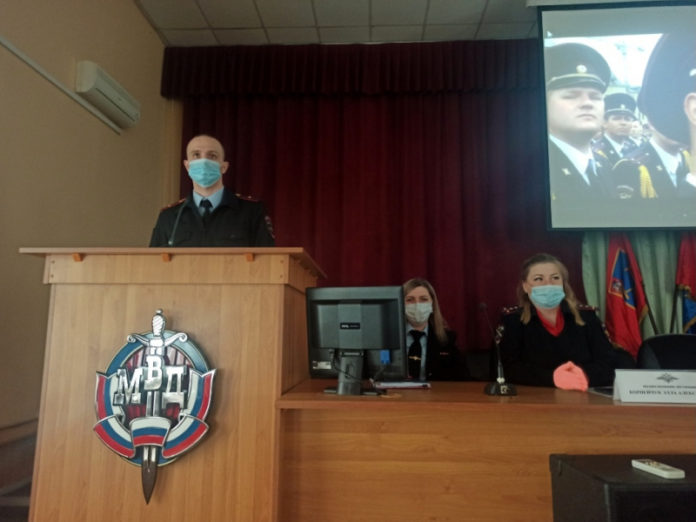 Полицейские познакомили школьников со своей профессией Полицейские познакомили школьников со своей профессией