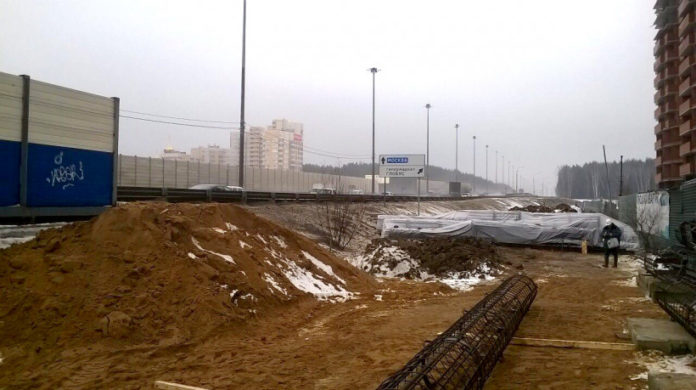 Главгосстройнадзор проверил ход строительства пешеходного перехода в Подольске