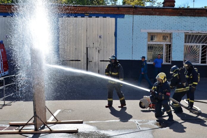 Подольские пожарные поучаствовали в смотре-конкурсе на звание лучшего звена газодымозащитной службы в Мытищах