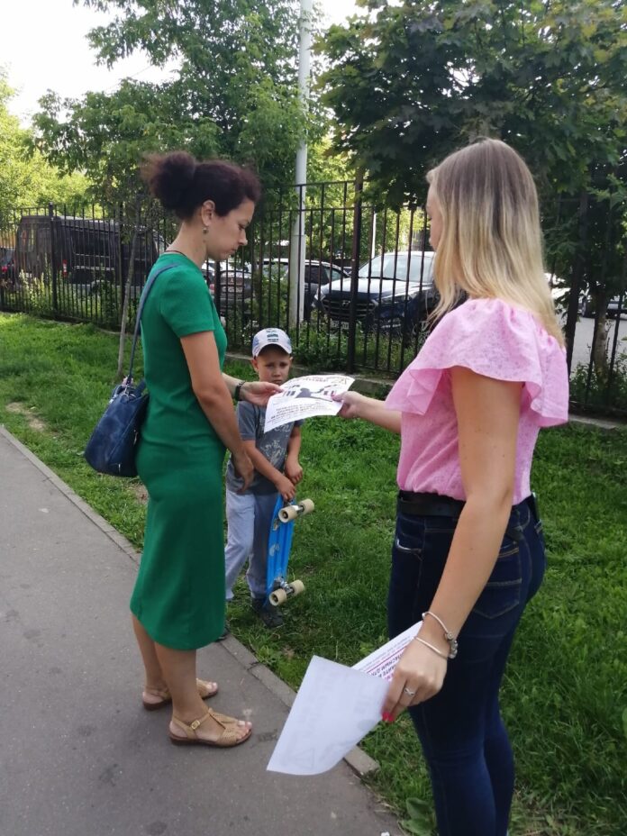 Тематическую акцию «Открытые окна — опасность для ребёнка» провели волонтеры Молодежного центра «Ровесник»