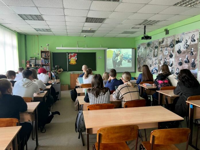 В Подольске полицейские провели профилактические беседы со школьниками В Подольске полицейские провели профилактические беседы со школьниками