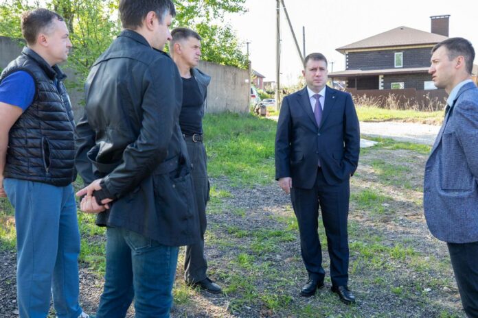 Глава Подольска Дмитрий Жариков проверил ход ремонта автодороги в деревнях и пообщался с жителями Глава Подольска Дмитрий Жариков проверил ход ремонта автодороги в деревнях и пообщался с жителями