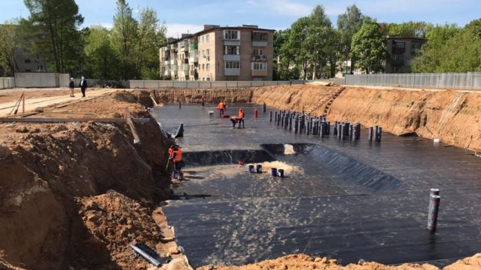 В Дубровицах началось строительство двух жилых домов