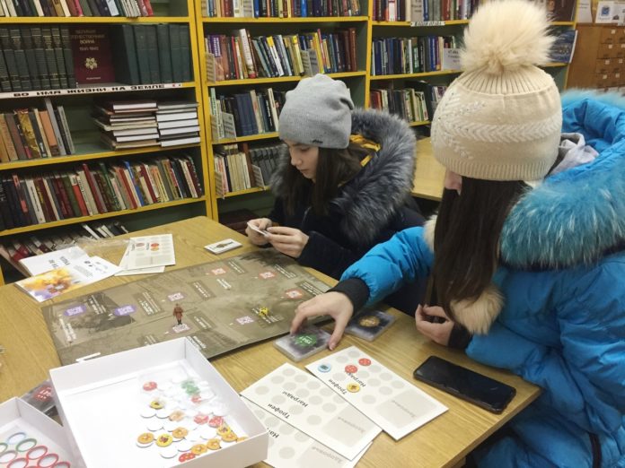Новая образовательная настольная игра появилась в библиотеке № 30